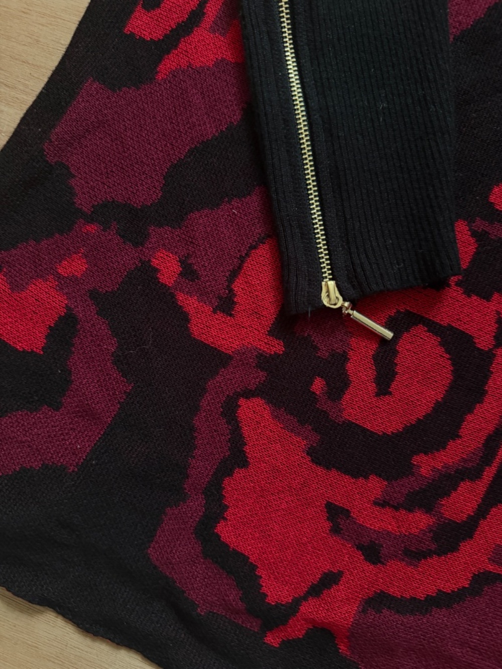 NWT JOSEPH A. Floral Rose Knit Poncho Turtleneck Sweater Sz S Red Black Gold $78 - Picture 3 of 9